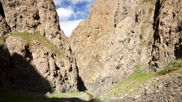 Walk up Yolyn Am Canyon