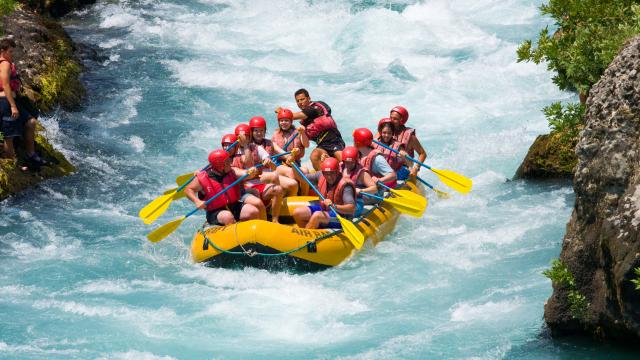 Raft down Rio Savegre’s rapids