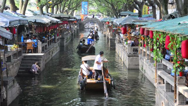 Cruise and Explore China's water towns